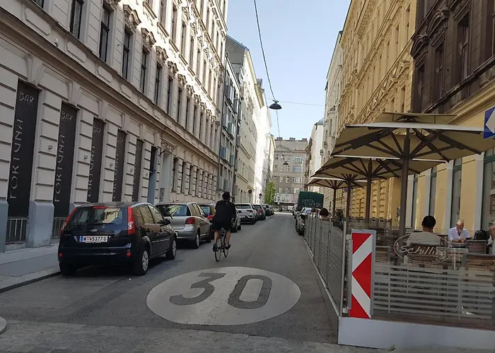 Gorgeous Viennese 10 Min To Center Apartment Wien